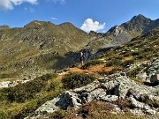 27 Vista verso la Valle-Bocchetta-Cima dei lupi a sx e Cima Cadelle a dx